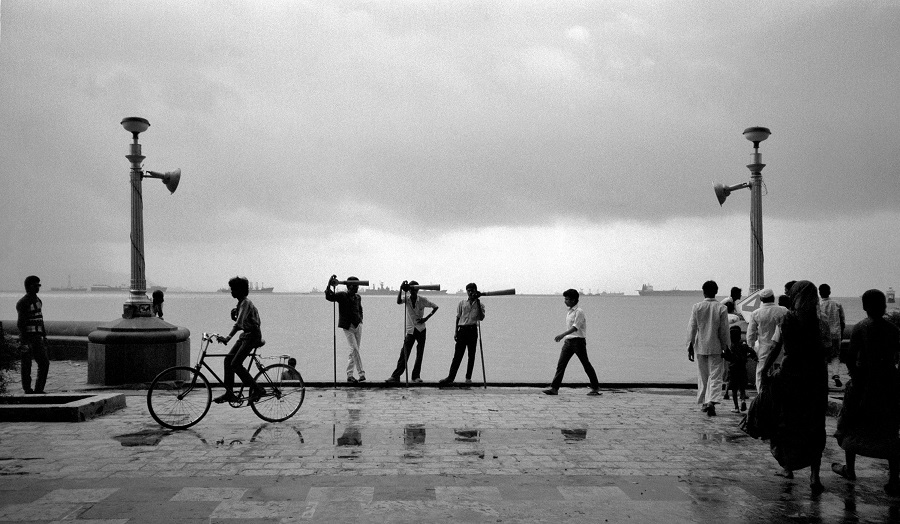 The durbeenwallahs are a common sight around the Gateway of India, one of Mumbai’s most popular tourist sites. Tourists usually like to take in the views of the naval ships docked in the distance and the lighthouses. Around the Gateway of India. Mumbai; Maharashtra. 1991